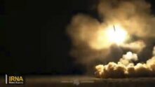 Captura de vídeo de IRNA que muestra el momento en el que la Fuerza Aeroespacial del Cuerpo de la Guardia Revolucionaria Islámica lanza los misiles balísticos