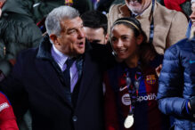 La jugadora del FC Barcelona Aitana Bonmati y el presidente del club blaugrana, Joan Laporta, durante la celebración de su victoria en la final de la Supercopa tras derrotar al Levante