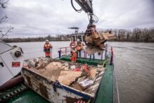 Operarios limpiando el río Sena de París