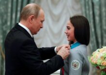 El presidente ruso, Vladímir Putin condecora con la Orden de la Amistad a la patinadora y medalla de oro en los JJOO de Inviernos de Pyeongchang 2018 Alina Zagitova.