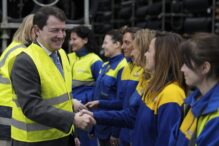 El presidente de la Junta de Castilla y León, Alfonso Fernández Mañueco, en una visita a la fábrica Michelin