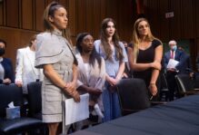 Las gimnastas olímpicas estadounidenses (LR) Aly Raisman, Simone Biles, McKayla Maroney y Maggie Nichols salen después de testificar durante una audiencia judicial del Senado.