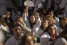 Centenares de enfermeras se manifiestan por el centro de Barcelona en el cuarto día de la huelga indefinida del sindicato minoritario Infermeres de Catalunya, para protestar por el acuerdo del convenio del Instituto Catalán de la Salud (ICS), que sí firmaron los sindicatos mayoritarios CCOO, UGT, Metges de Catalunya y Satse.