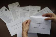 Papeletas electorales con diferentes opciones políticas a las elecciones al Parlamento Vasco del 21 de abril