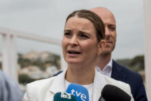 La presidenta del Govern balear y líder del PP de las islas, Marga Prohens, en el puerto de Mahón