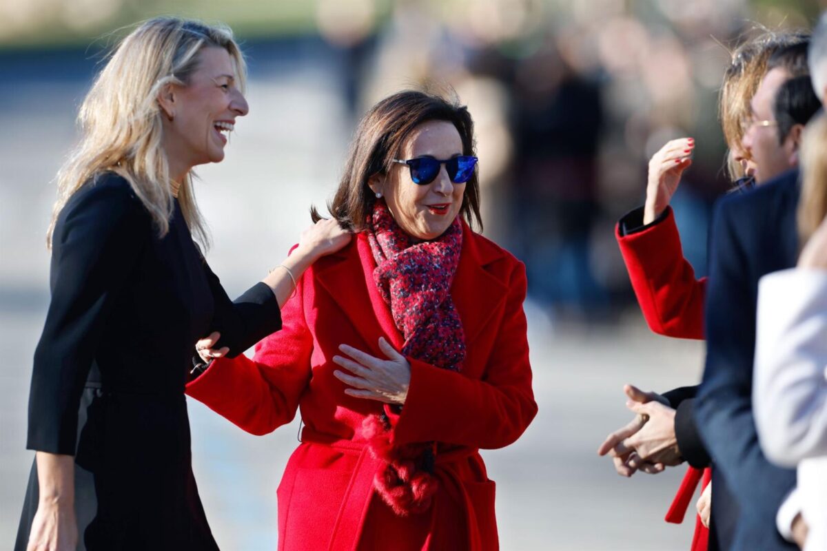 La vicepresidenta segunda y ministra de Trabajo, Yolanda Díaz y la responsable de Defensa, Margarita Robles, conversan con otros miembros del Ejecutivo a su llegada a la Cumbre Hispanofrancesa.