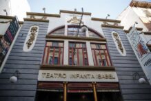 Fotografía del Teatro Infanta Isabel donde se ha suspendido la función de la obra "Jardiel Enamorado"