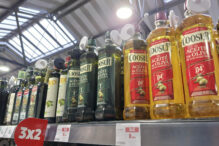Lineal de botellas de aceite de oliva