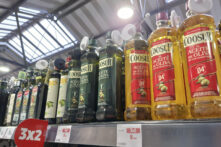 Lineal de botellas de aceite de oliva
