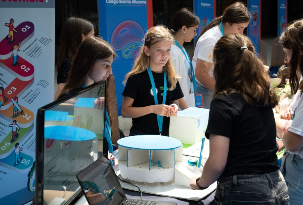 Unas jóvenes participan en el Proyecto Impacto STEM, de la Fundación Endesa y la Fad Juventus.