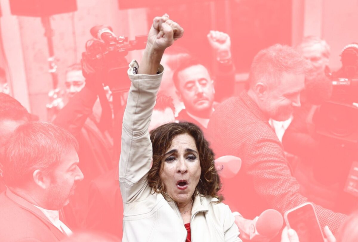 La vicepresidenta primera del Gobierno y número dos del PSOE, María Jesús Montero, saluda a un grupo de simpatizantes tras interrumpir el acto los líderes socialistas presentes en el Comité Federal del PSOE este sábado en la calle Ferraz, de Madrid.