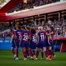 Las jugadoras del FC Barcelona celebran una nueva victoria y goleada