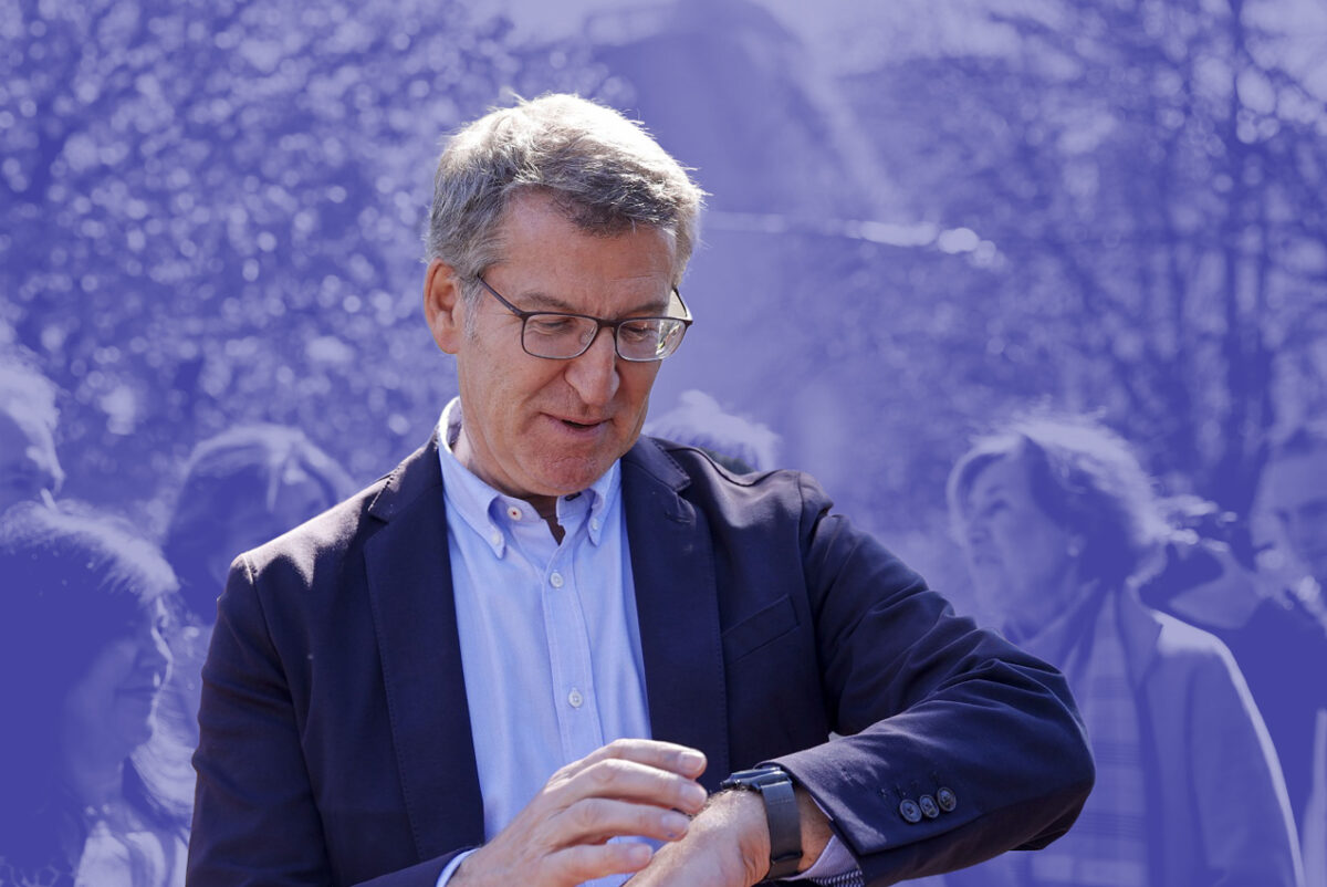 Una imagen del líder del PP, Alberto Núñez Feijoo, mirando la hora