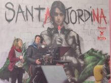 La obra "Santa Jordina" del artista callejero TVBoy en la plaza Catalunya de Barcelona