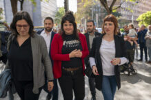 Dos de las querelladas por Junts entrando este viernes en la Ciudad de la Justicia a declarar