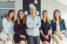 Imagen de mujeres trabajando.