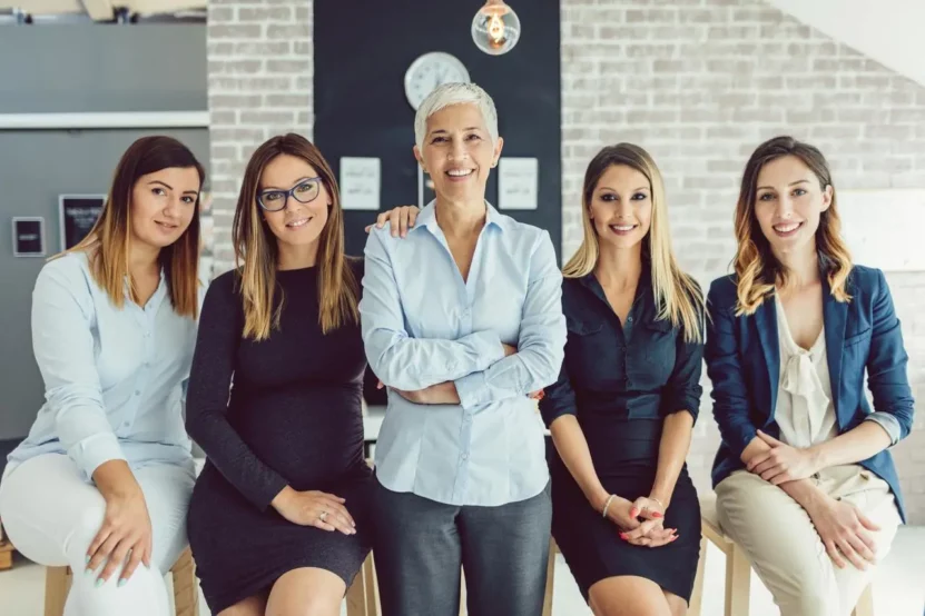 Imagen de mujeres trabajando.