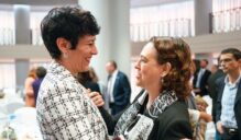 La ministra de Inclusión, Seguridad Social e Inclusión, Elma Saiz, conversa con la exministra Magdalena Valerio