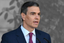 El presidente del Gobierno, Pedro Sánchez, durante su comparecencia institucional en La Moncloa, en la que ha comunicado este lunes que ha decidido seguir al frente del Ejecutivo.