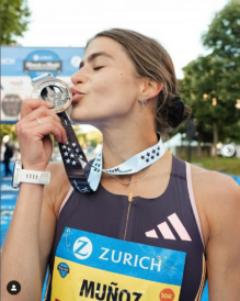 Águeda Marqués con su medalla en la maratón de Madrid. @adidas_es