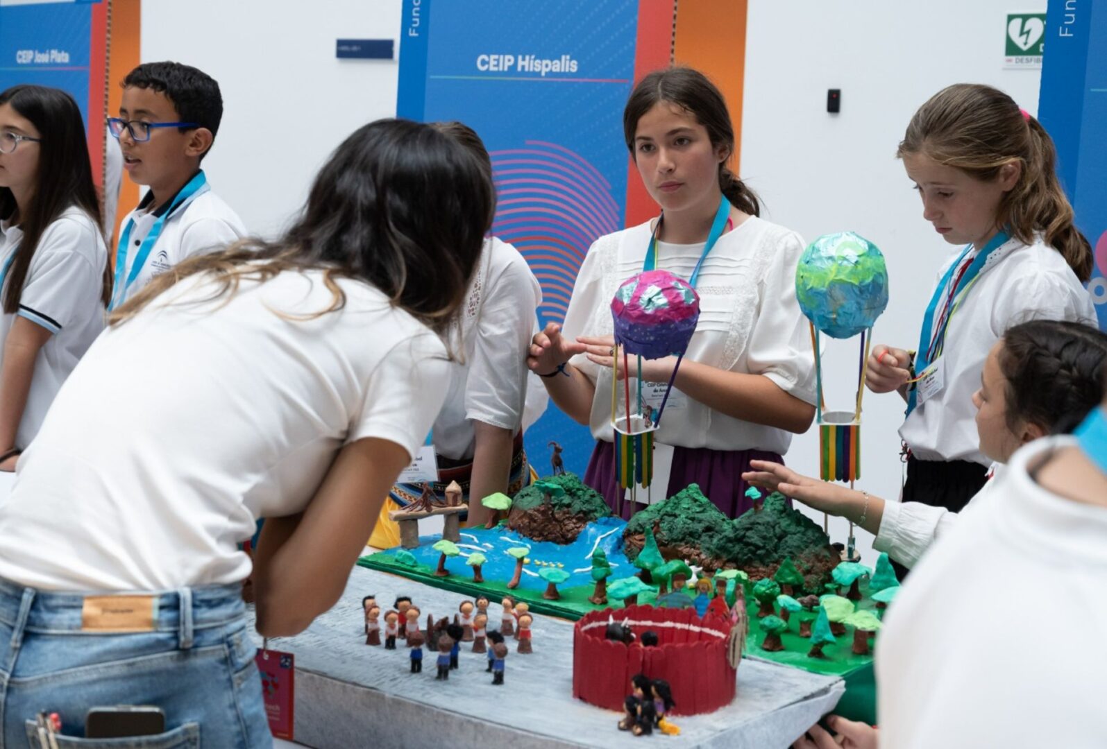 Unas jóvenes participan en el Proyecto Impacto STEM, de la Fundación Endesa y la Fad Juventus.