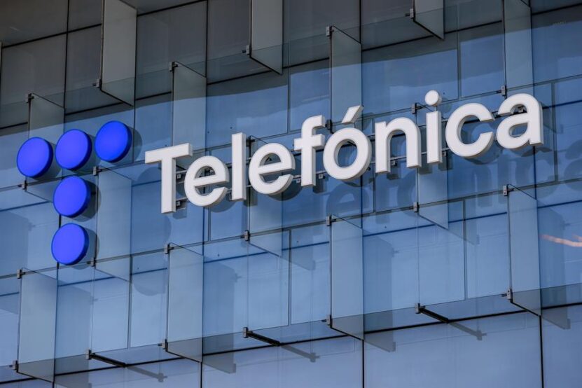 Imagen del logo de Telefónica en su sede.