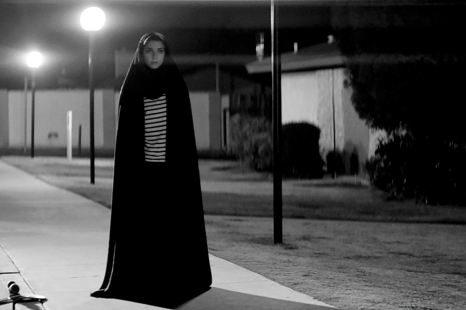 Película 'Una chica vuelve a casa sola de noche' (2014), la vampira y el chador