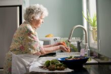 Una ama de casa cocinando