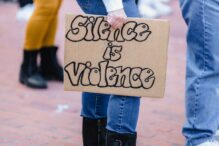Cartel de 'silencio es violencia'