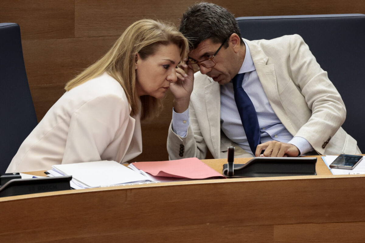 El presidente de la Generalitat, Carlos Mazón, conversa con la vicepresidenta segunda del Consell y consellera de Servicios Sociales, Igualdad y Vivienda, Susana Camarero