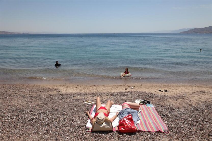 Visitantes de una playa del mar rojo de Israel