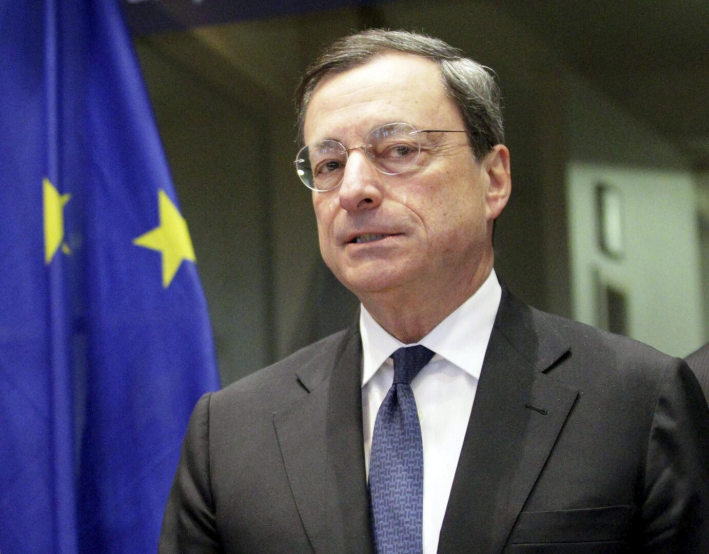 El presidente del Banco Central Europeo, Mario Draghi, se dispone a comparecer ante la comisión de Asuntos Económicos y Monetarios del Parlamento Europeo en Bruselas, Bélgica en 2012.