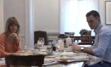 El presidente del Gobierno, Pedro Sánchez, y su mujer, Begoña Gómez, en una imagen del documental