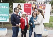 La candidata a lehendakari de Sumar, Alba García, a la derecha, en plena campaña electoral