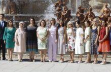 Begoña Gómez, mujer del presidente del Gobierno, posa con los acompañantes de los mandatarios de la última cumbre de la OTAN en España en 2022