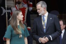 El Rey conversa con Leonor en el desfile de tropas tras la apertura de la XV Legislatura