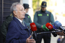 El secretario general de Manos Limpias, Miguel Bernad, atiende a la prensa a la puertas al juzgado de instrucción número 4 de Majadahonda