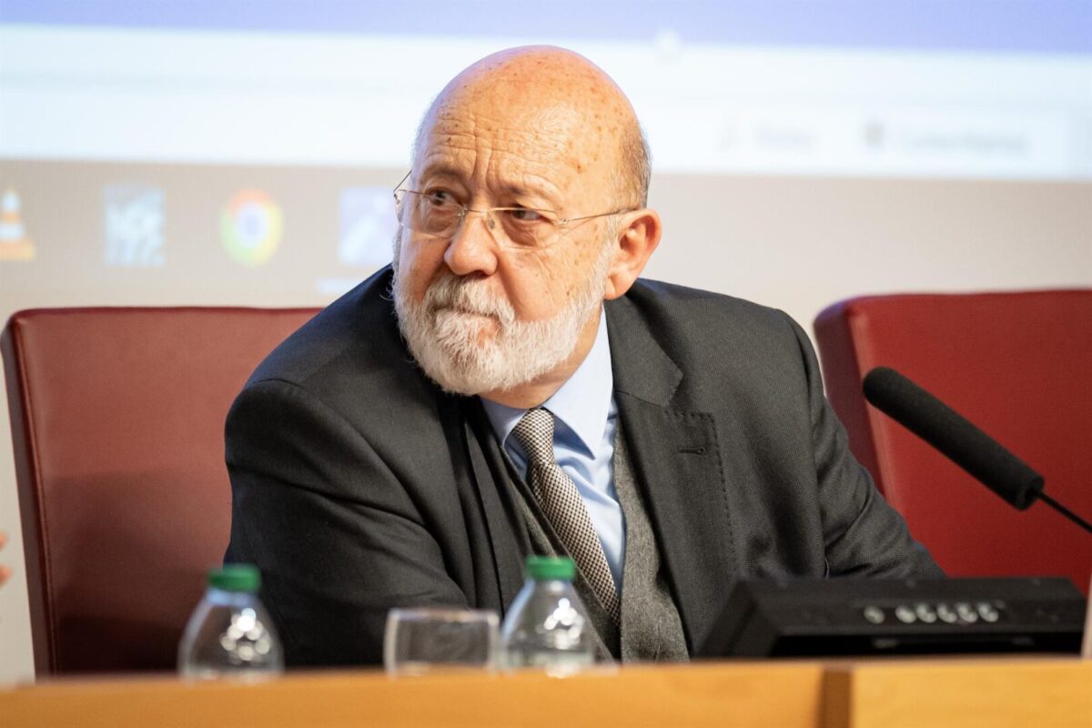 El presidente del CIS, José Félix Tezanos, inaugura la mesa 'Sondeos de opinión pública y encuestas preelectorales', en la Facultad de Ciencias de la Información de la Universidad Complutense, a 11 de enero de 2024, en Madrid.