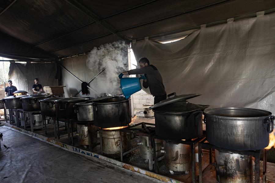 Las cocinas de la WCK preparan la comida que se servirá a los palestinos desplazados en el campo de Rafah