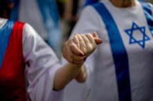 Dos mujeres judías se dan la mano