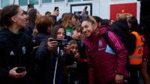 Olga Carmona recibe el cariño de toda la ciudad de Burgos antes del partido ante República Checa