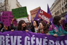 Mujeres portan carteles feministas en una manifestación en Francia