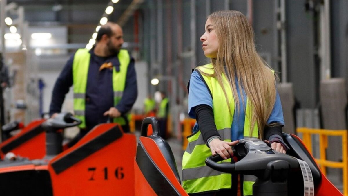 Trabajadores de Mercadona en bloque logístico.