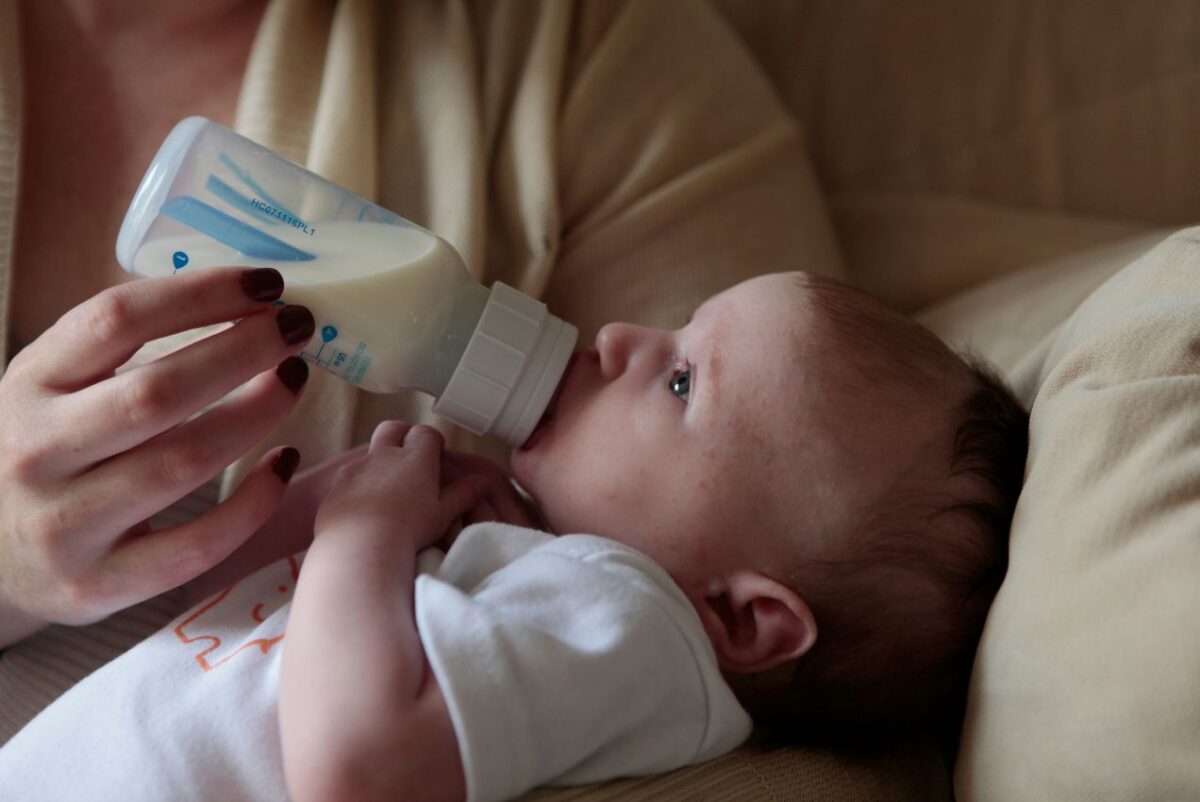 Un padre da de comer a su hijo