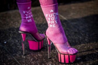 Una trabajadora sexual con tacones y calcetines rosas