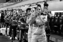 Las jugadoras del Corinthians se tapan la boca en señal de repulsa a la readmisión de Kleiton Lima