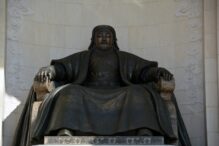 Una estatua de Genghis Khan que se encuentra en la plaza central de Ulaanbaatar en Mongolia