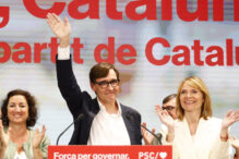 El candidato a la presidencia de la Generalitat por El PSC, Salvador Illa, comparece ante los medios para valorar los resultados electorales, hoy domingo en Barcelona.