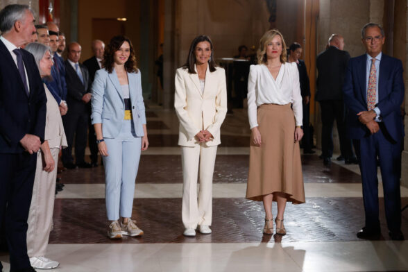 La presidenta de la Comunidad de Madrid, Isabel Díaz Ayuso, junto a la Reina y la ministra de Educación, Isabel Díaz Ayuso