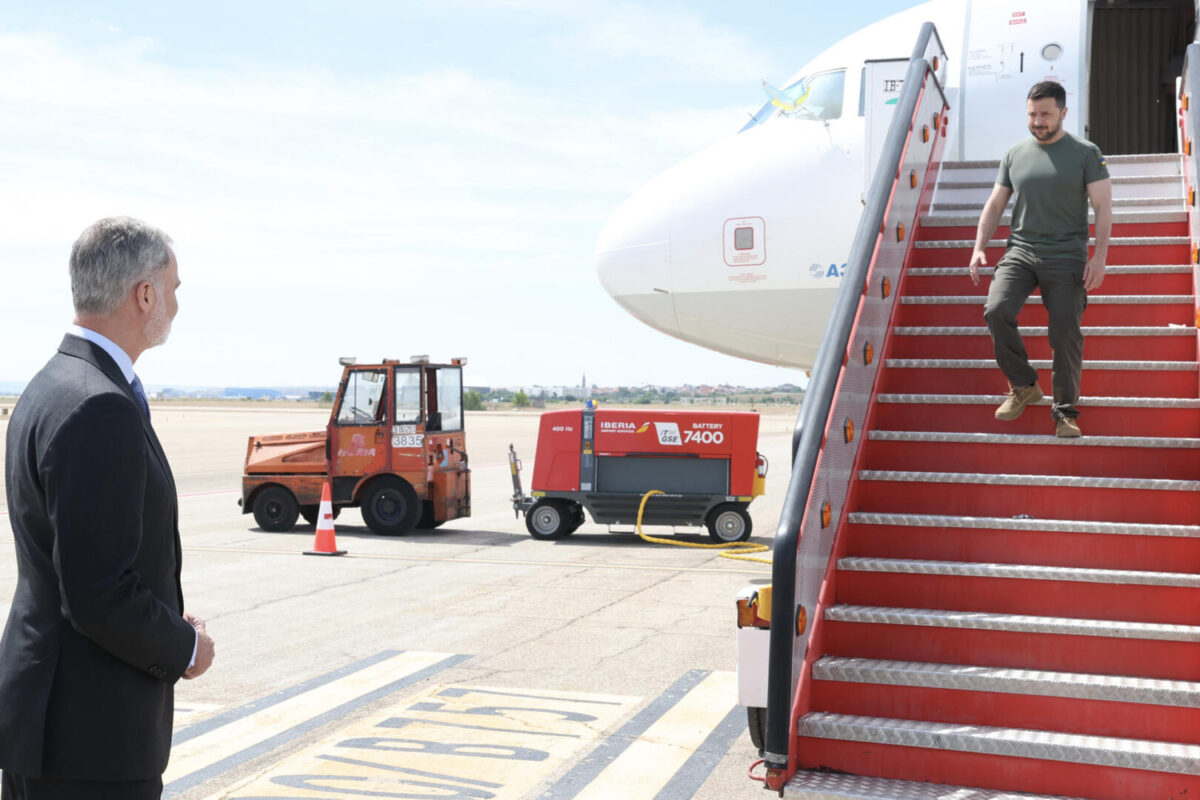 El Rey esperando a Zelenski a la bajada del avión que lo ha traído desde Ucrania